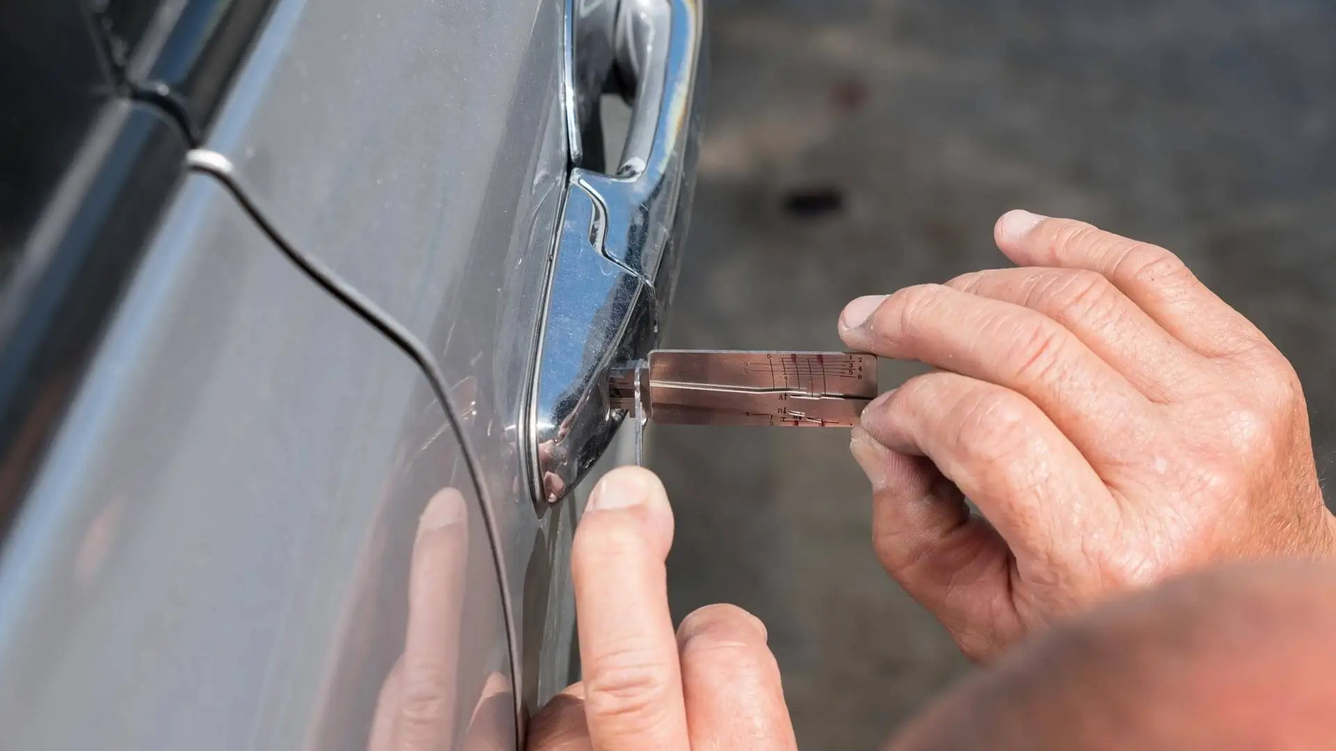 Trusted automotive locksmith unlocking a car door in St. Petersburg, FL.